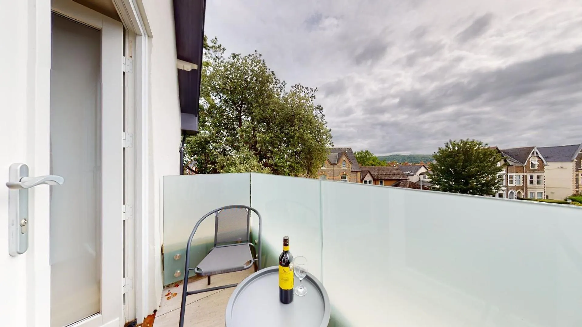 Chic 1Br Flat, Prime Cardiff Location 아파트