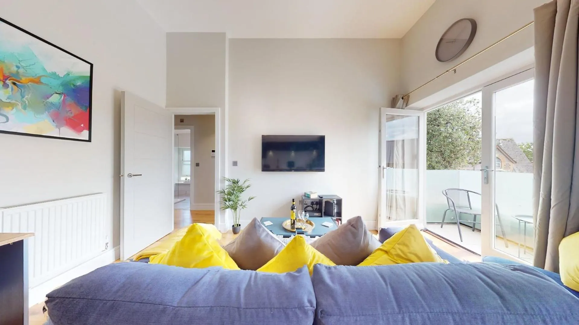 Chic 1Br Flat, Prime Cardiff Location 아파트